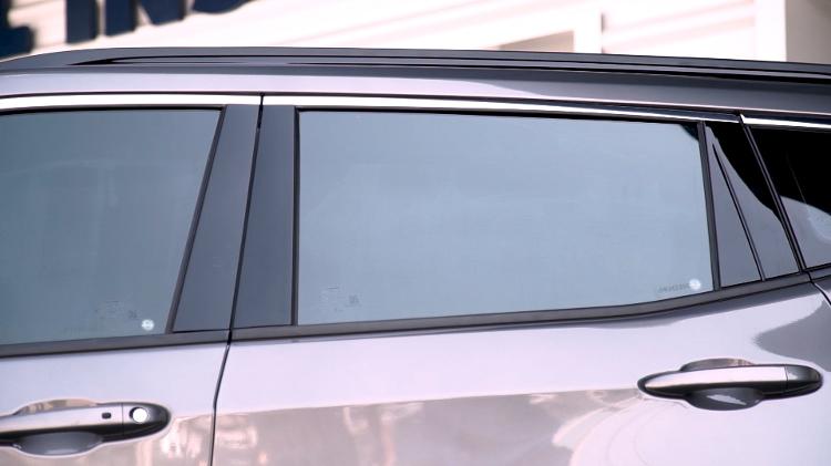 Película 'espelhada' ou opaca é proibida em qualquer vidro do automóvel, segundo legislação