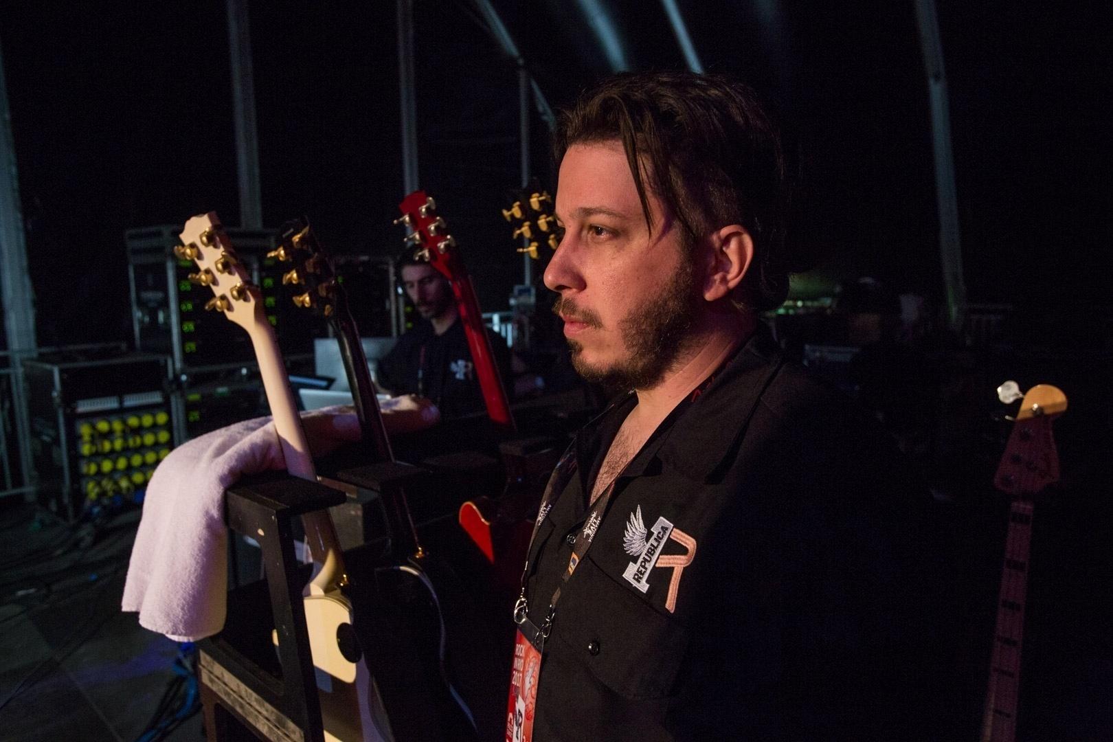 Bruno Gobi, roadie do República, não se desconcentra durante o show da banda República - Marcos Hermes/UOL