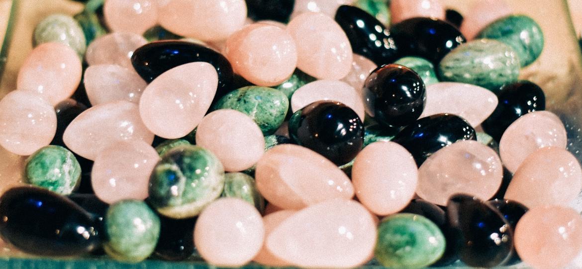 Yoni Eggs são pedras de cristal polido que devem ser inseridas na vagina - Deva Thirak/Divulgação