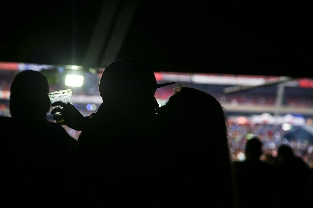 Pegação e clima de romance no VillaMix Festival São Paulo, no Estádio do Morumbi - Amanda Perobelli/UOL