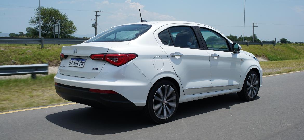 Fiat Cronos Precision 1.8 AT emplacado na Argentina já usando chapas padrão Mercosul: por lá novo modelo já é usado há dois anos - Marcelo Ferraz/UOL