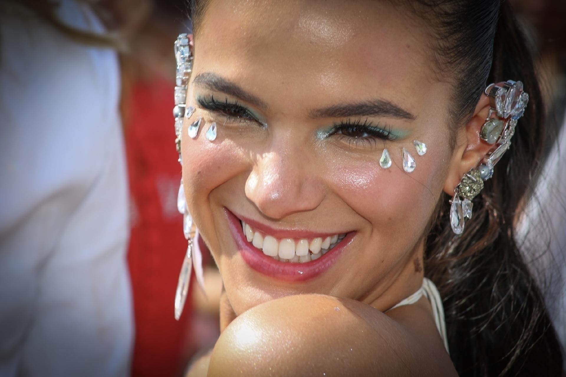 Bruna Marquezine no bloco da Favorita, que desfilou pela orla de Copacabana, no Rio - Marco Antonio Teixeira/ UOL