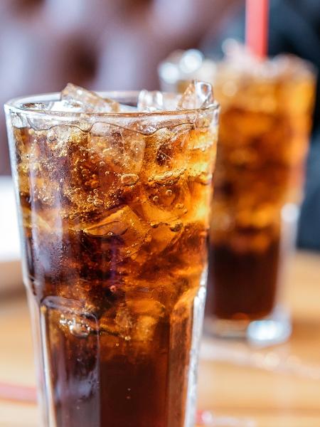 O estudo de Harvard mostrou que beber duas ou mais bebidas açucaradas por dia leva a um aumento de 21% no risco de morte prematura - iStock