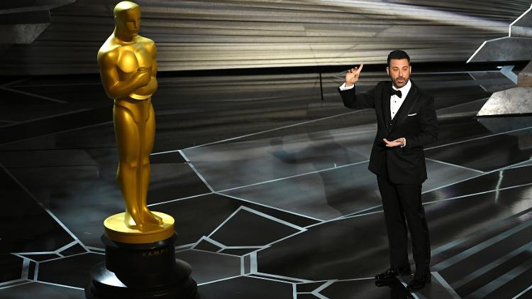 O apresentador Jimmy Kimmel faz piada com a estatueta do Oscar - Kevin Winter/Getty Images - Kevin Winter/Getty Images