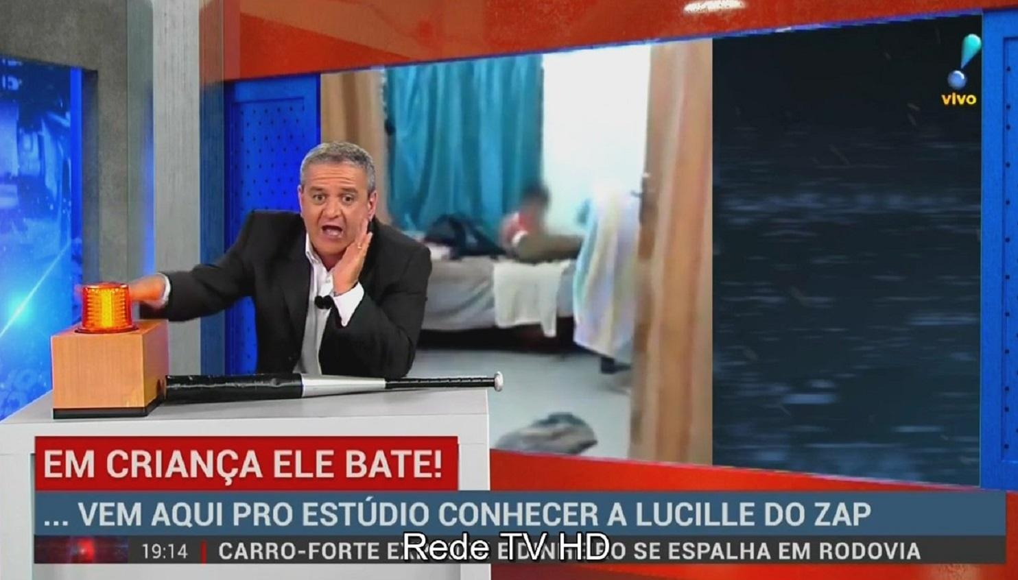 Os GCs do "Denúncia Urgente" são exibidos enquanto uma informação policial é comentada pelo apresentador - Reprodução/RedeTV!