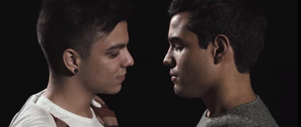 Bruno Gadiol lançou a nova música, "Sem Costume", em parceria com o cantor Gabriel Nandes, e que mostra a história de amor entre dois homens - Reprodução/YouTube/canaldobruno