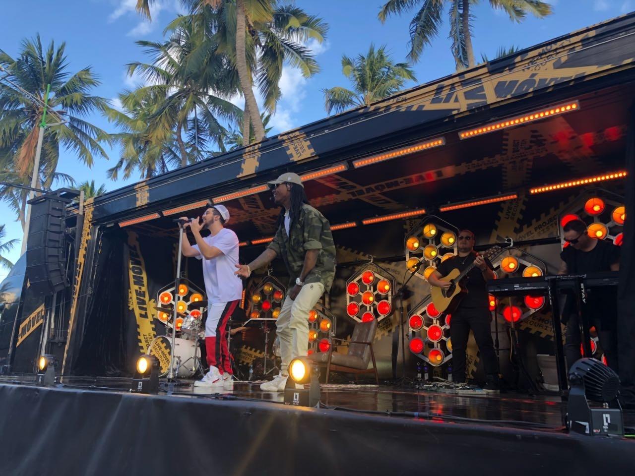 Multidão acompanha show surpresa de Luan Santana na orla de praia de Maceió - Divulgação