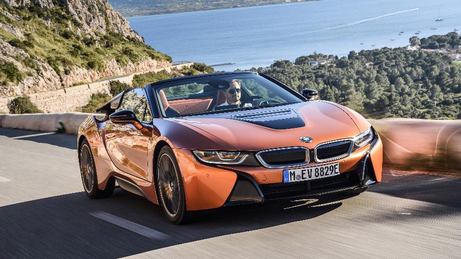 BMW i8 Roadster tem partes de fibra de carbono para redução no peso, que é de 1.595 kg; esse foi o "presentão" do influenciador - Divulgação