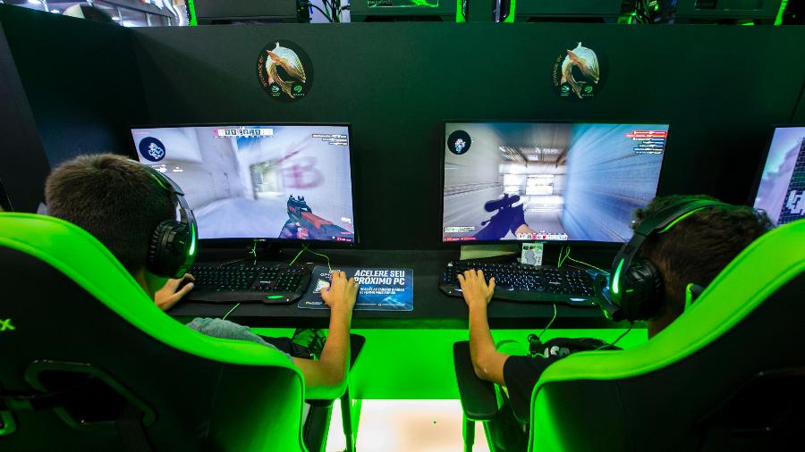 Participantes jogam no Expo Center Norte, em São Paulo, durante a Brasil Game Show de 2018 - Marcelo Justo/UOL