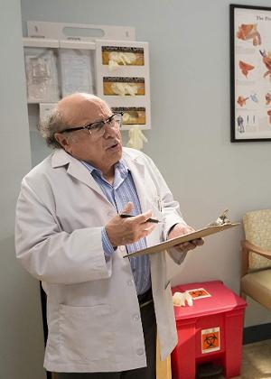 Danny DeVito é o urologista Dr. Wexler - Divulgação - Divulgação