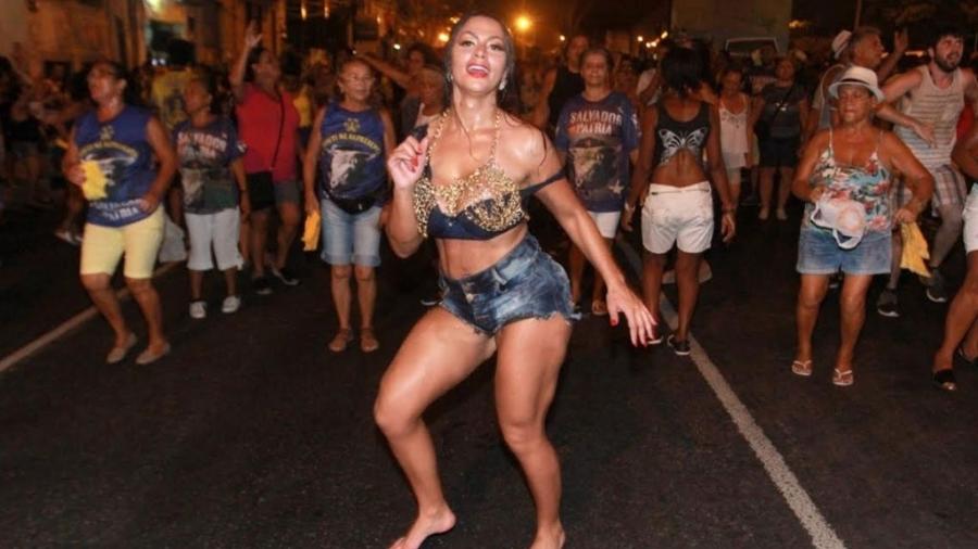 Miss Bumbum Ellen Santana sambou descalça no Rio - Thyago Andrade/Divulgação