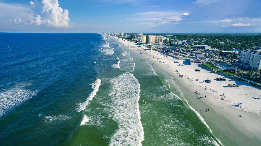 Vista aérea da praia New Smyrna, Flórida, onde tubarão mordeu mulher de 64 anos - Getty Images/iStockphoto