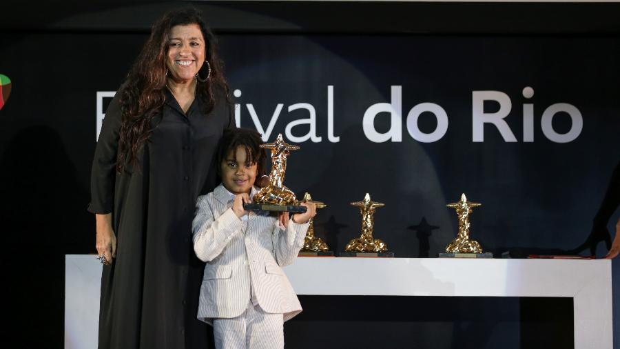19.12.2019 - Regina Casé recebe prêmio de melhor atriz no Festival do Rio com o filho, Roque - Davi Campana