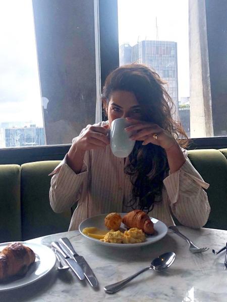 Fernanda Paes Leme em foto durante café da manhã - Reprodução/Instagram