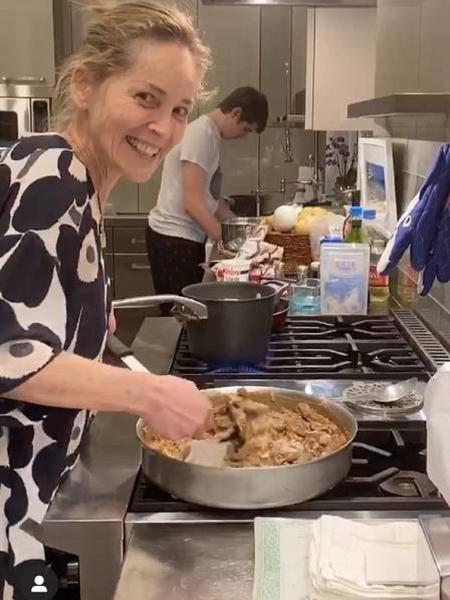 Sharon Stone cozinha ao lado do filho - Reprodução/Instagram