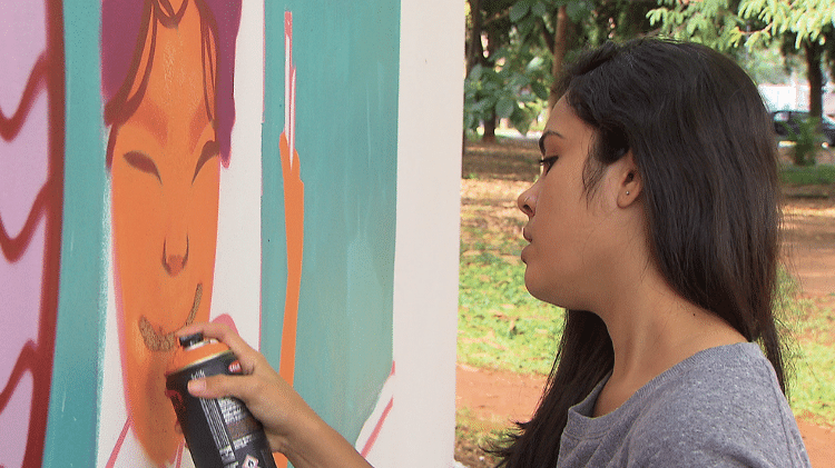 A grafiteira Siren fez as artes do livro de rua "O Menino Invisível" - Divulgação - Divulgação