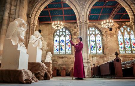 As Crônicas de Nárnia' inspira estátuas em igreja na Inglaterra