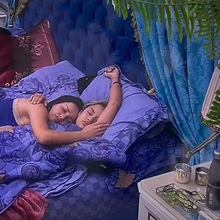 Sarah e Juliette dormem abraçadas no BBB 21. Você também shippa esse "casal"? - Reprodução / TV Globo