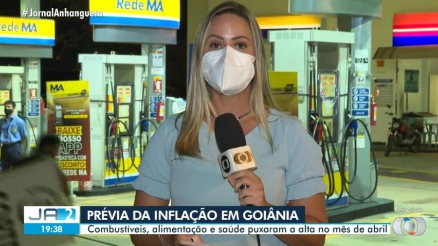 Repórter da Globo Camila Faraco nem percebeu tombo de homem atrás dela - Reprodução/TV Globo