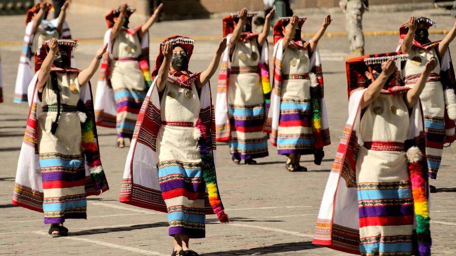Atrizes usando máscaras no Inti Raymi, em Cuzco - Jose Carlos ANGULO / AFP