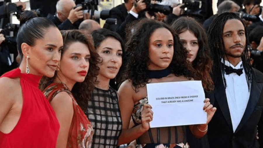 Equipe de "Medusa" fez protesto no Festival de Cannes  - Reprodução / Instagram / Laurent Koffel