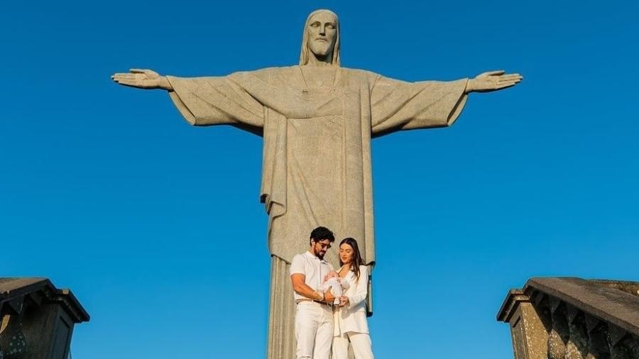 Thaila Ayala e Renato Góes posam para celebrar batizado do filho no Cristo Redentor  - Reprodução/Instagram