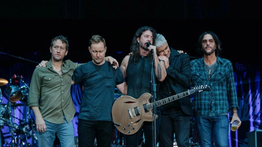 Foo Fighters: membros da banda se emocionam em concerto tributo a Taylor Hawkins