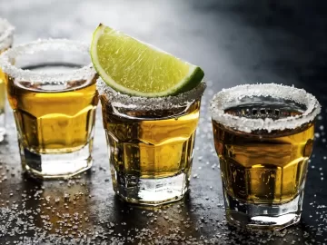 Tequila sobe mais rápido mesmo? Isso é mito e bebida ganha novos fãs