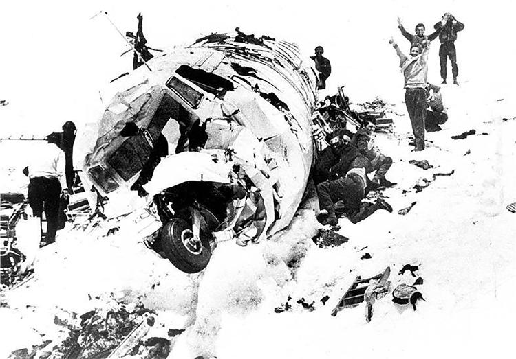 Alguns dos sobreviventes de desastre na Cordilheira dos Andes, em 1972, conhecido como Tragédia dos Andes