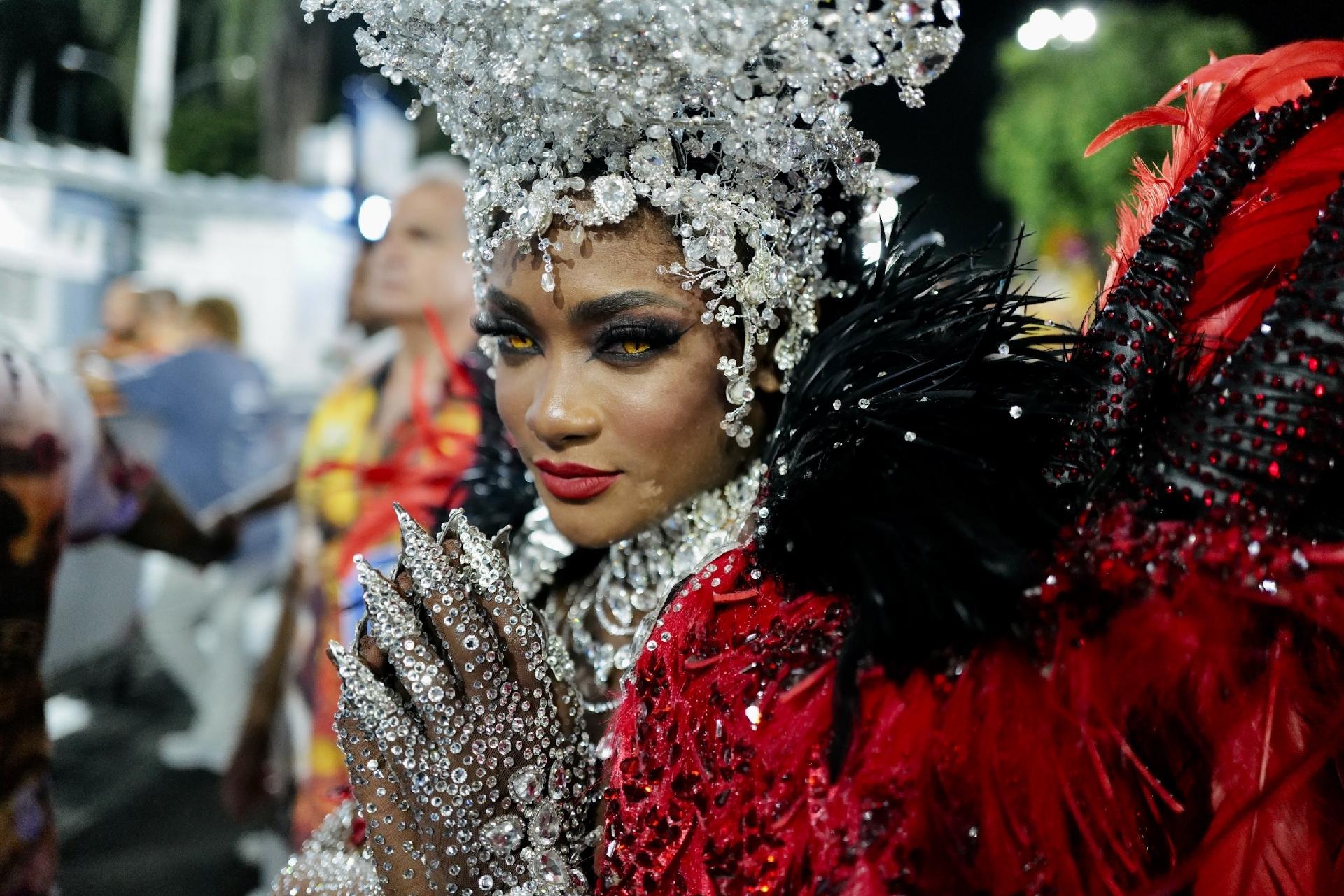 Érika Januza, rainha de bateria da Viradouro, no Desfile das Campeãs - Lucas Landau/UOL
