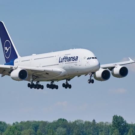 Imagem ilustrativa de avião da Lufthansa; passageiro morreu em voo que saiu da Tailândia rumo à Alemanha