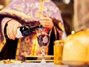 O vinho de missa tem regras rígidas e deve ser da cor do sangue de Cristo