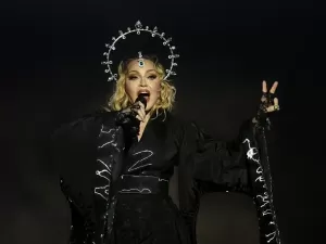 Sexo oral e palavrões: Tradutora da Globo rouba cena em show de Madonna