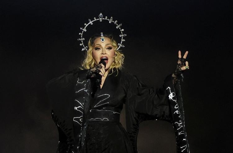 Madonna na música de abertura do show em Copacabana
