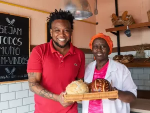 A avó que doa 2 mil pães por dia e ajuda no combate à insegurança alimentar