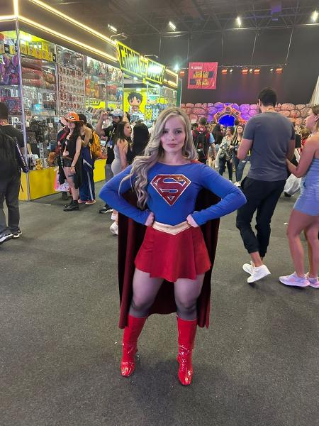 Sara Barbosa, 30, faz cosplay da Supergirl há 5 anos: 'Aamo fazer a Supergirl, mas aqui na CCXP eu também quero ir nos stands e demoro demais atendendo pedidos de fotos'