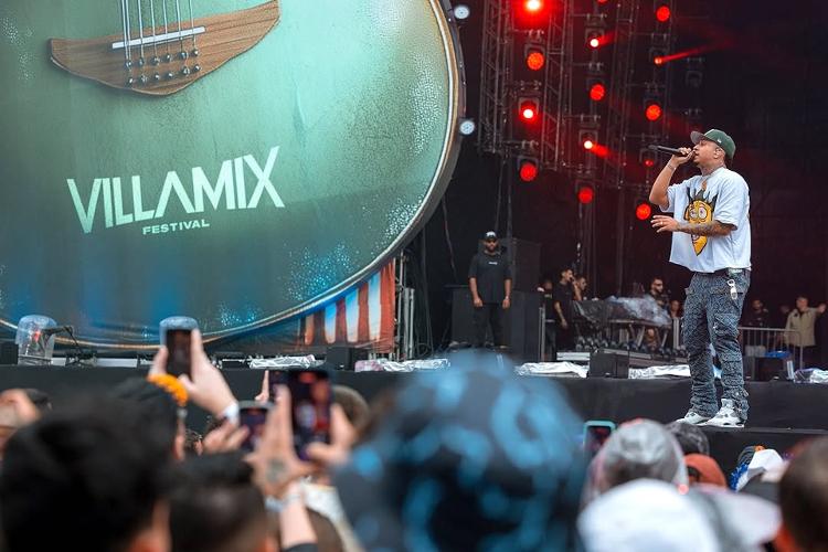 Veigh se apresenta debaixo de chuva no VillaMix Festival, no sábado (21), em São Paulo