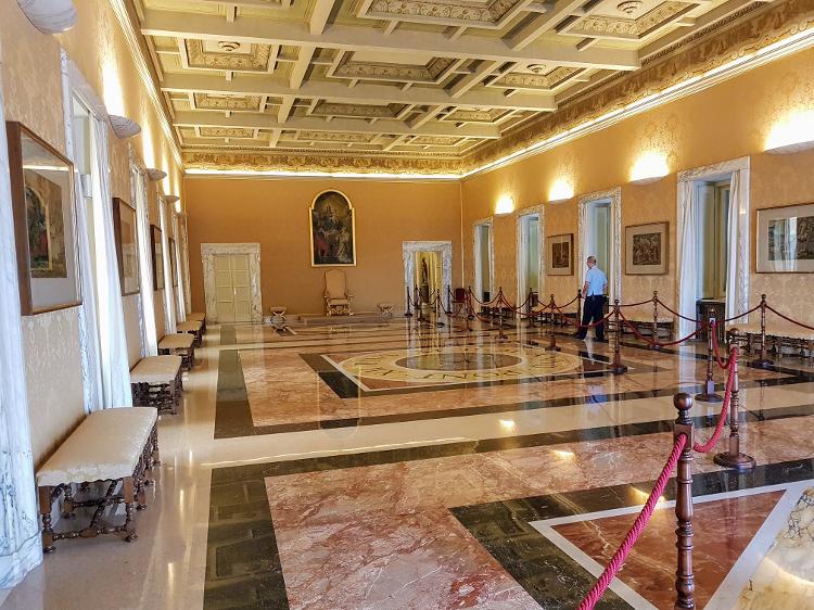 O ambiente do Palácio Apostólico de Castel Gandolfo teria sido considerado luxuoso demais por Francisco O ambiente do Palácio Apostólico de Castel Gandolfo teria sido considerado luxuoso demais por Francisco