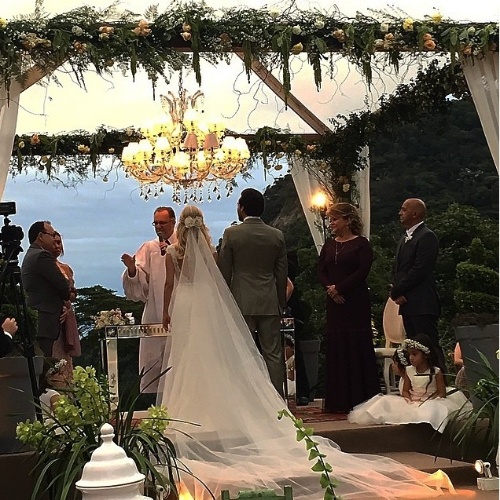 1.jul.2015 - Padre celebra o casamento de Louise D'Tuani e Eduardo Sterblitch na Mansão das Heras, no Rio de Janeiro