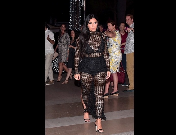 Kim Kardashian destaca suas curvas com vestido brilhante na New York  Fashion Week - Quem