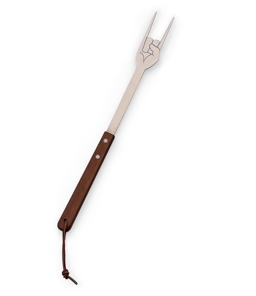 Alternativa para os papais roqueiros que curtem um bom churrasco, este garfo para carnes é fabricado em aço inoxidável pela Gamago. Com 48,3 cm de extensão, o utensílio é comercializado pela Lili Wood (www.liliwood.com.br) por R$ 145 - Divulgação