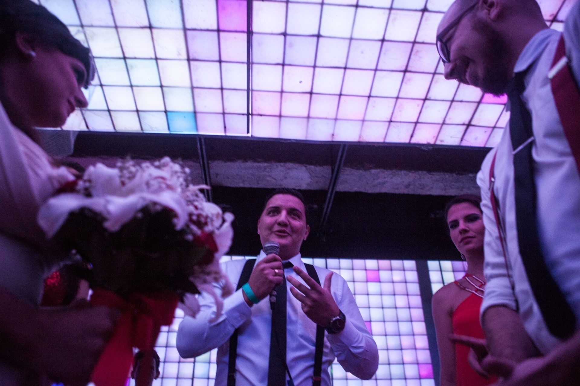 O irmão do noivo, Cauê Wingeter, ficou responsável por conduzir a cerimônia de casamento de Catarina e Cauã, que aconteceu na Balada Hot Hot, em São Paulo - Divulgação/Anna Silveira