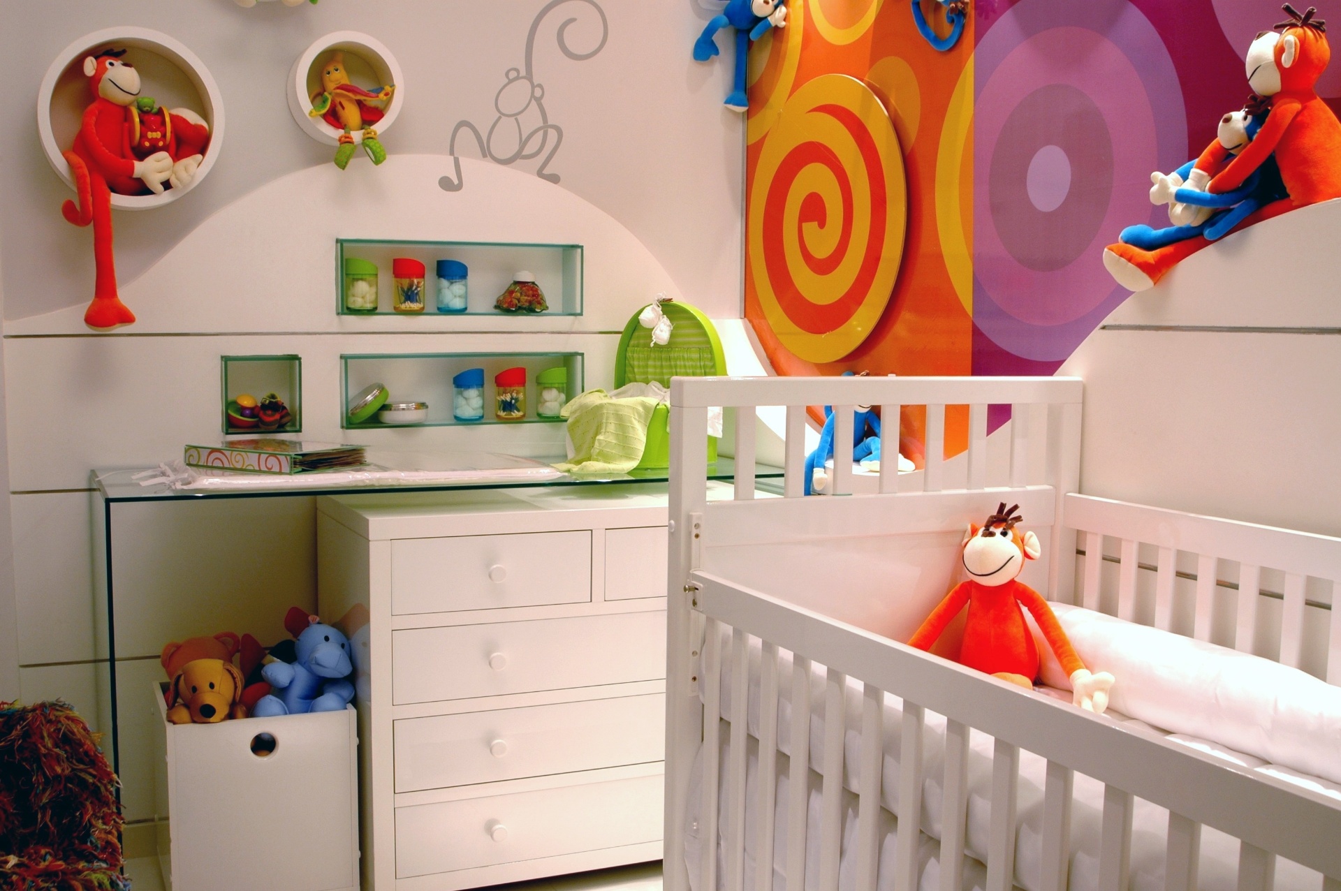 Cores alegres e formas geométricas deram o tom ao quarto projetado por Juliana Lemos e Anrriete Caldas (62 3251-9912). Os tons vivos foram reservados para os objetos e o painel instalado ao lado do trocador de vidro. A base do quarto é branca, para que o excesso de cores não fique pesado no ambiente pequeno - Divulgação