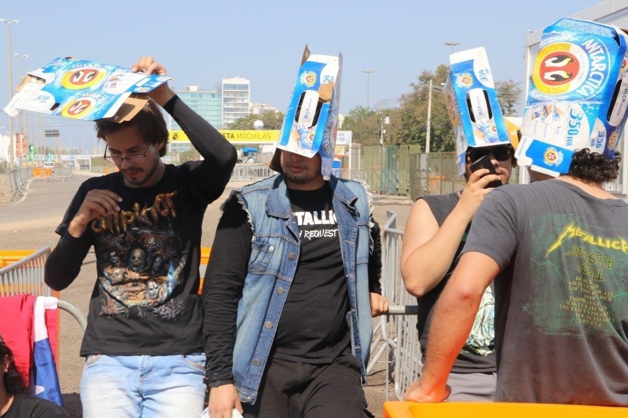 19.set.2015 - Fãs chegam cedo e enfrentam sol forte na entrada da Cidade do Rock. O segundo dia do festival Rock in Rio 2015 conta com apresentações das bandas Korn, Mötley Crüe e Metallica, entre outras. - Zulmair Rocha/UOL