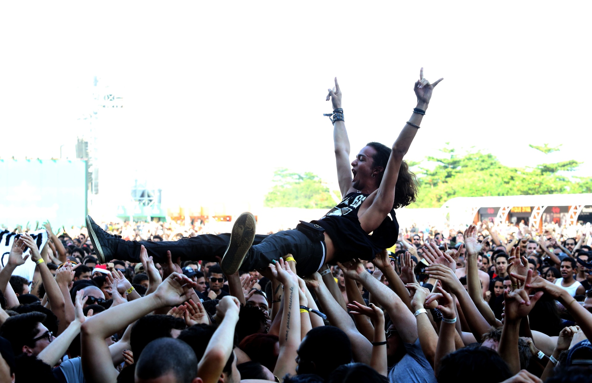 24.set.2015 - Durante sua apresentação no Palco Sunset do Rock in Rio, o John Wayne recebeu a potência de outra banda brasileira em ascensão, Project46 - Fábio Motta/Estadão Conteúdo