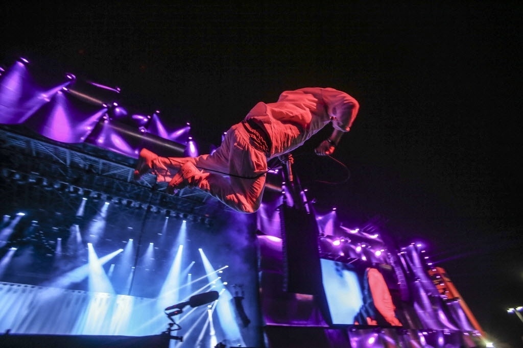 25.set.2015 - Mike Patton, vocalista do Faith No More, fez um "stage dive" no final da música "Caffeine", e foi escoltado de volta ao palco pelos seguranças, durante o quinto dia do Rock in Rio 2015. - Antônio Lacerda/EFE