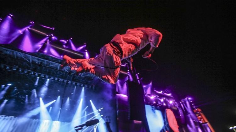 Mike Patton, vocalista do Faith No More, fez um "stage dive" no final da música "Caffeine" - Antônio Lacerda/EFE - Antônio Lacerda/EFE