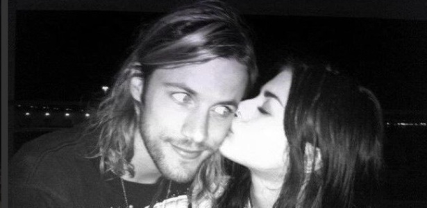 Frances Bean Cobain beija o marido Isaiah Silva em foto postada por ela no Instagram - Reprodução/Twitter/FrancesBeanCobain