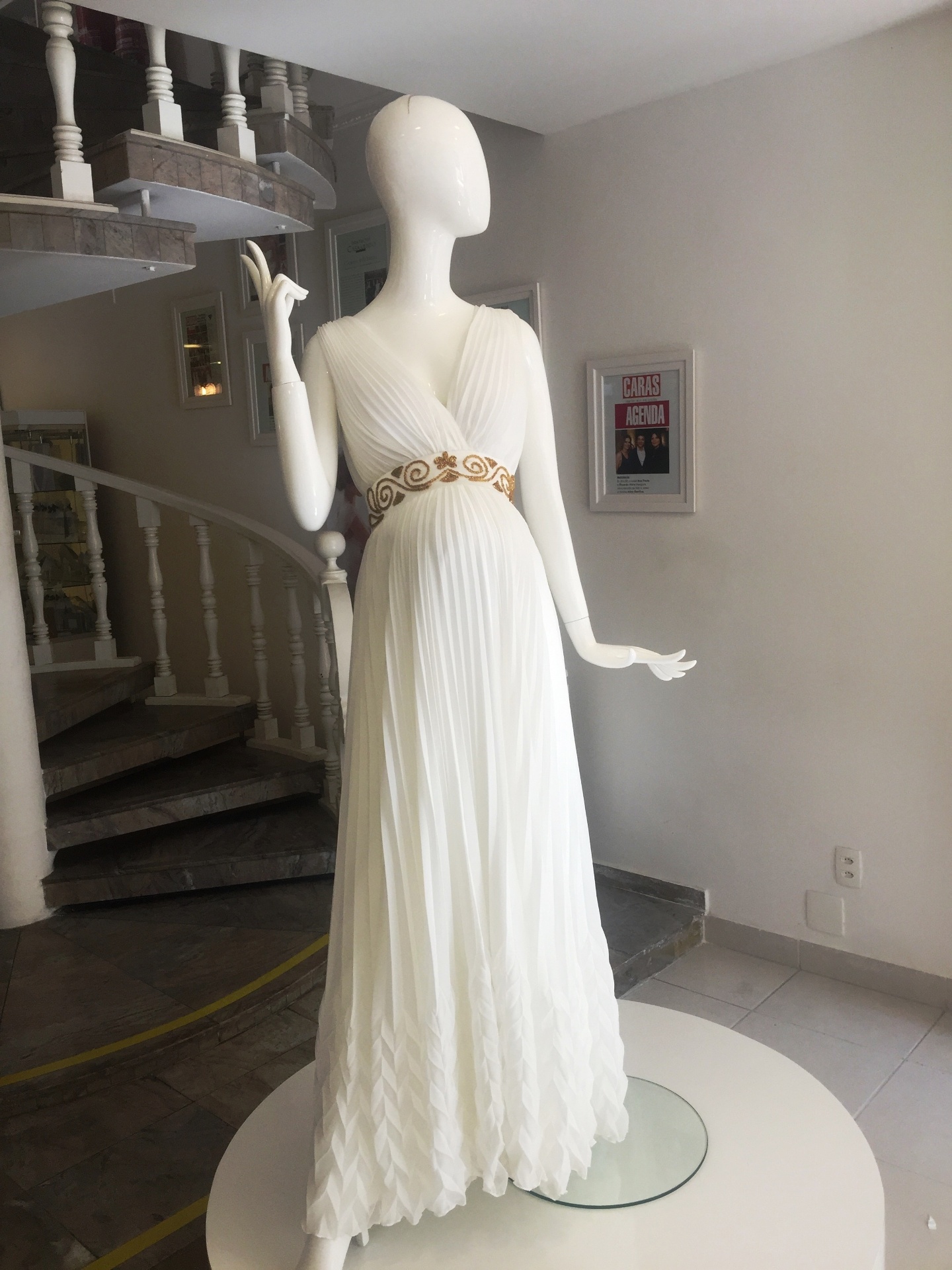 Vestido evasê, com decote V, confeccionado em musseline plissado, forrado por cetim italiano e com cinto de cetim bordado com vidrilhos abaixo do busto, da Shadavenne Alta Costura. Preço: R$ 4,5 mil. Informações: (11) 3582-1294 - Divulgação