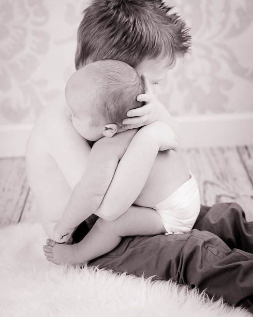 Quem resiste a um abraço desses? O momento gracioso entre os irmãos deixou no álbum do bebê uma lembrança para fazer os pais se emocionarem sempre - Reprodução/Pinterest/Dani Rose